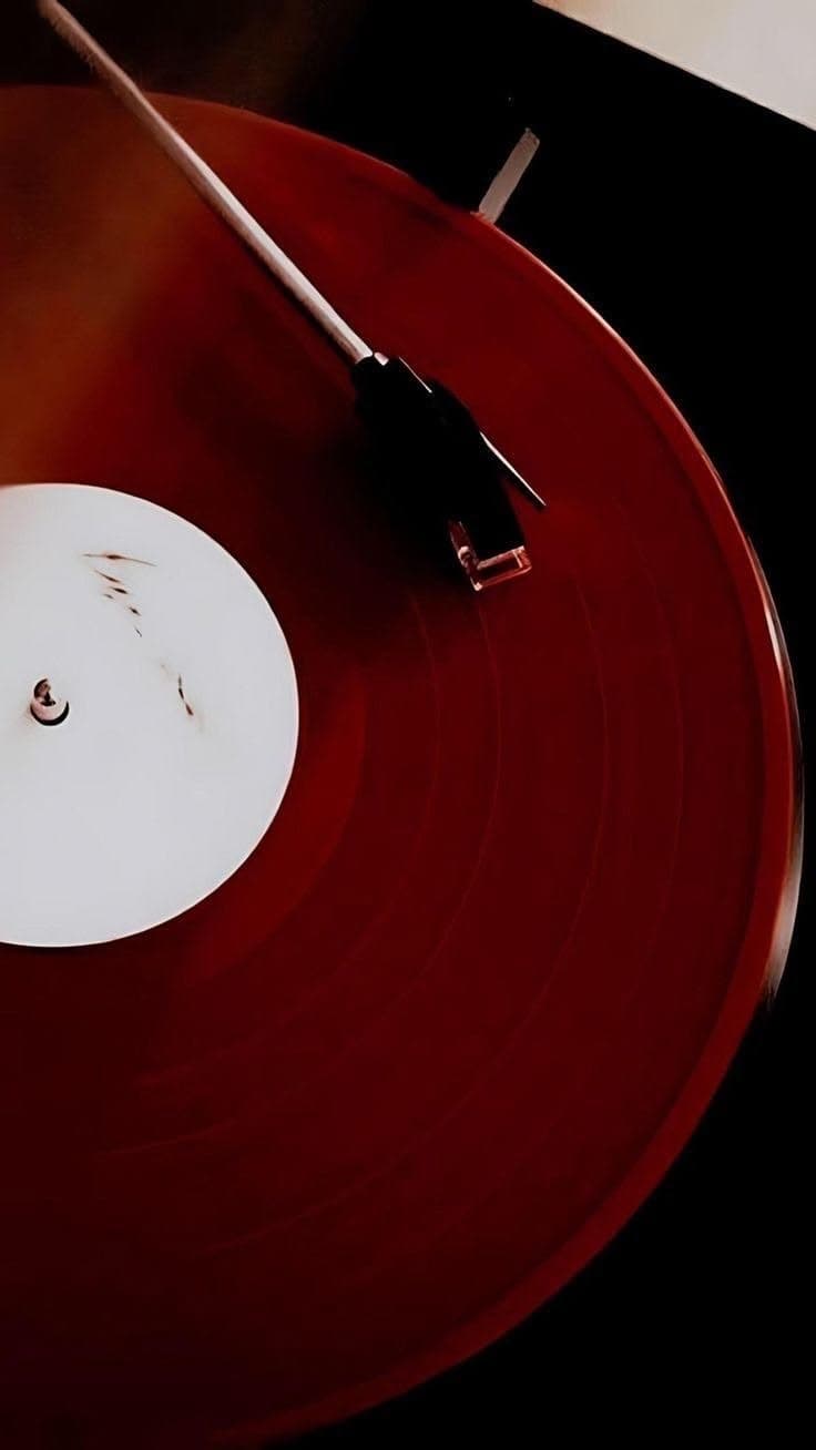 Disco de vinilo rojo girando en un tocadiscos